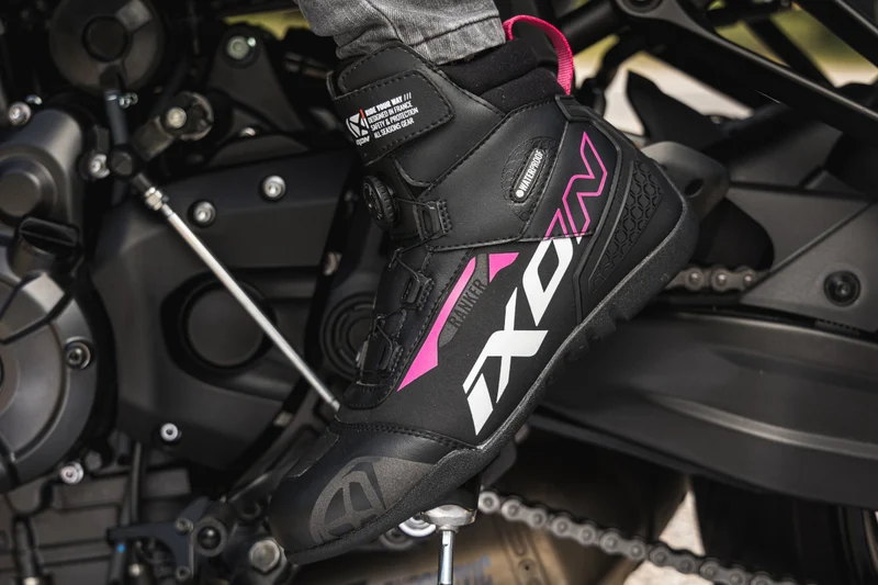 IXON RANKER WP MUJER LIGERAS BOTAS NEGRO BLANCO FUCSIA