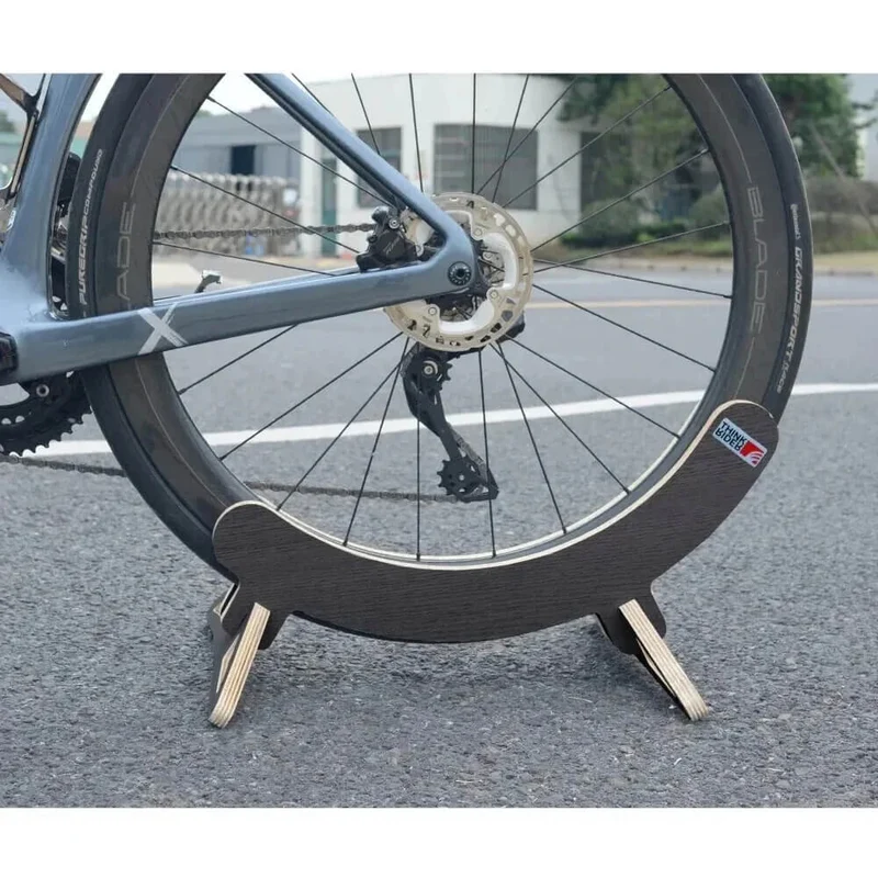 WheelStand™ | Support velo universel avec stabilité renforcée et format compact